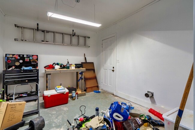 Building Photo - Adorable move in ready bungalow.