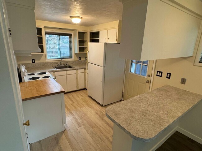 Building Photo - 2 Bedroom Off Coburg Rd.