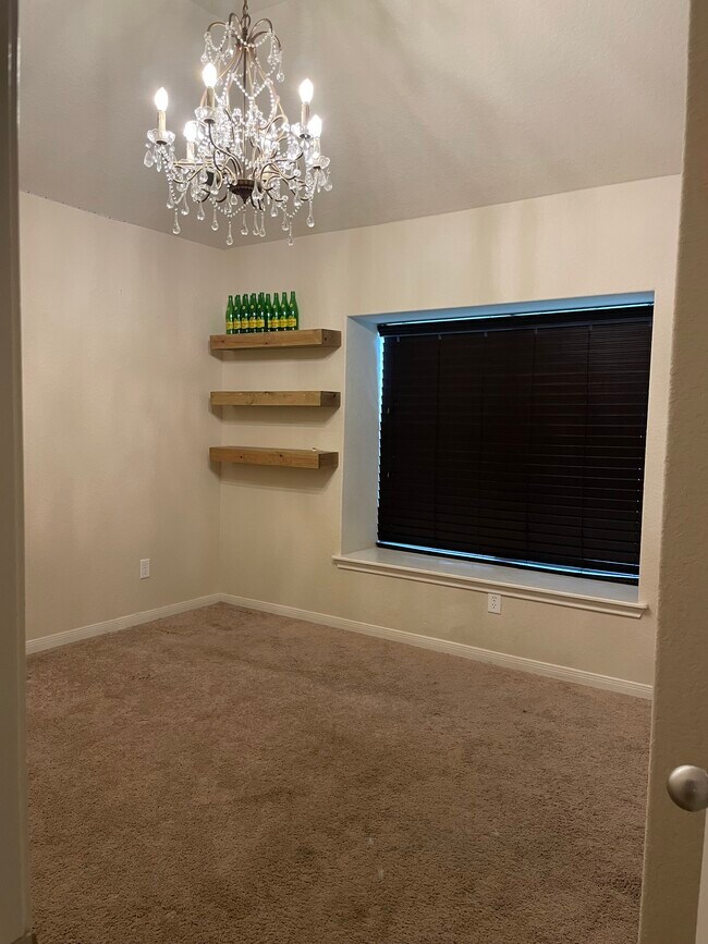 Building Photo - 835 Highland Vis