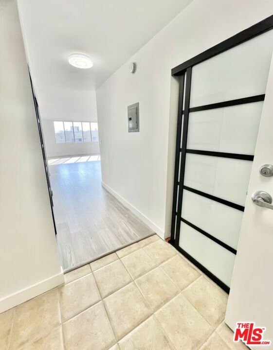 Building Photo - 468 S Roxbury Dr
