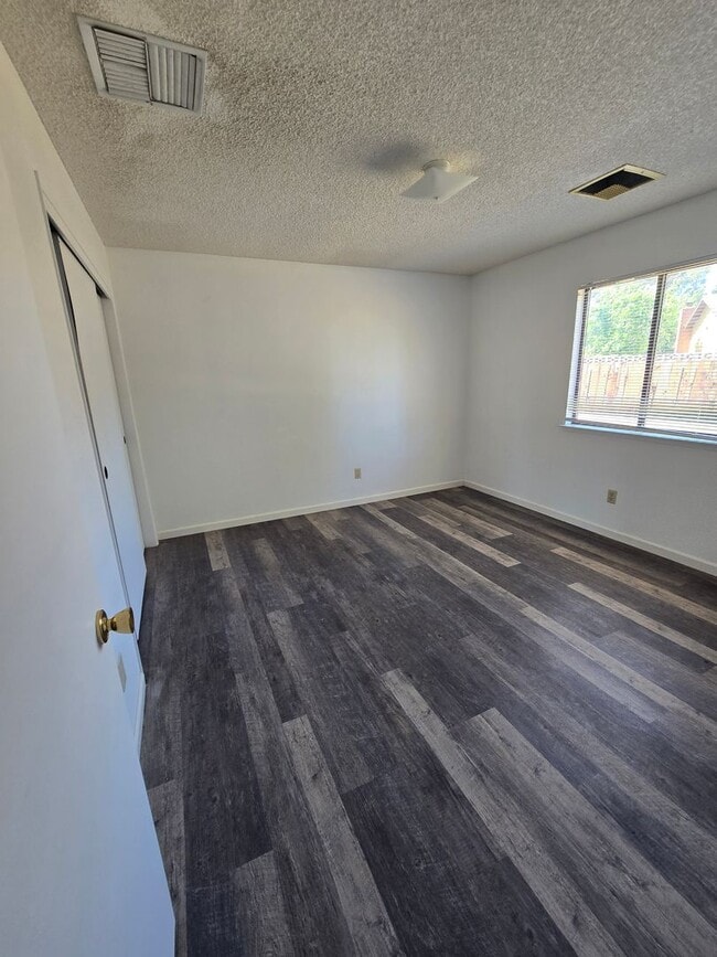 Building Photo - 932 Kinnett Ave