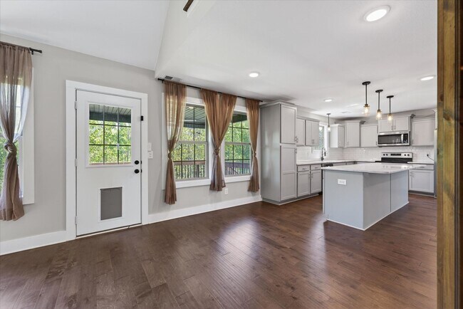 Building Photo - Pet Friendly Three Bedroom!