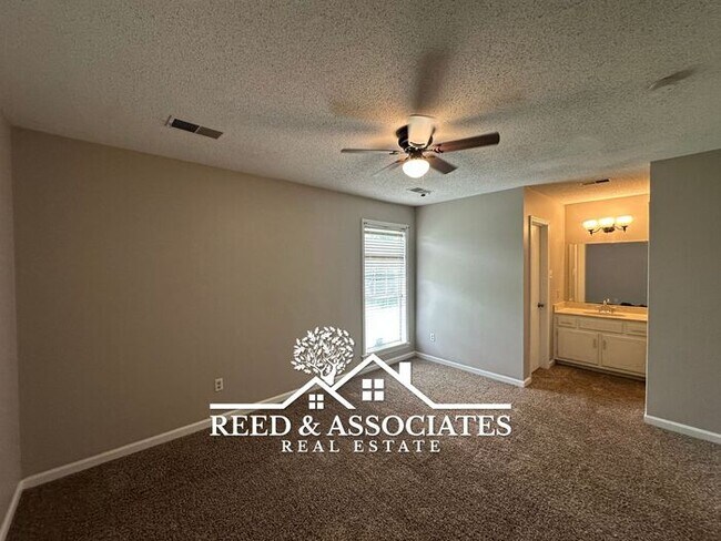 Building Photo - Bartlett Home Located in Quiet Cove!