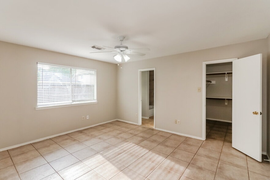 Building Photo - 1034 Canterbury Dr