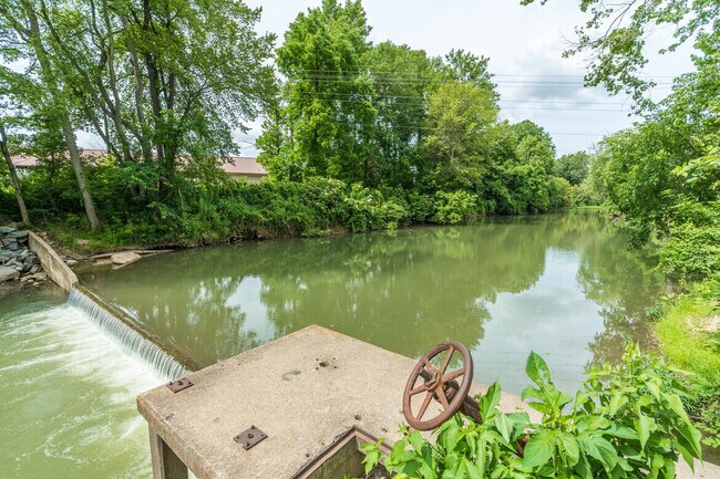 Building Photo - 305 Connell St