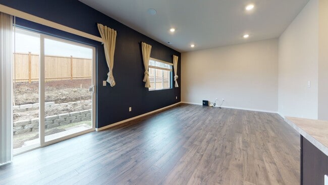 Building Photo - Large 3 Bedroom off of McWilliams, close to Silverdale & Bases. Available for Rent!