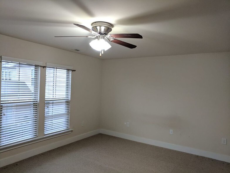 Building Photo - 214 Brier Crossings Loop
