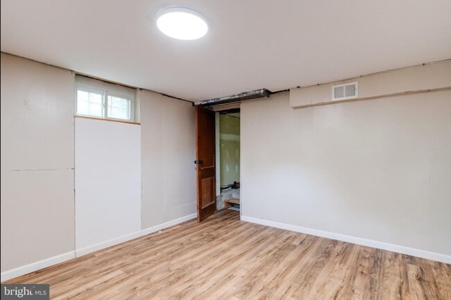Building Photo - 905 Regester Ave