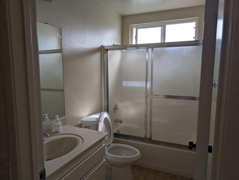 Building Photo - 1328 W Gardena Blvd