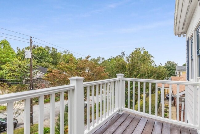 Building Photo - 656 Yorkshire Rd NE