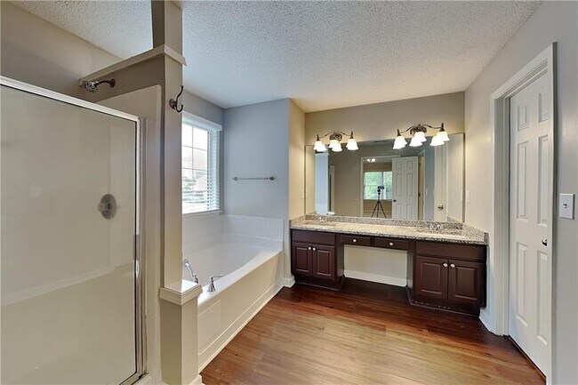 Building Photo - 13040 Carriage Park Ln