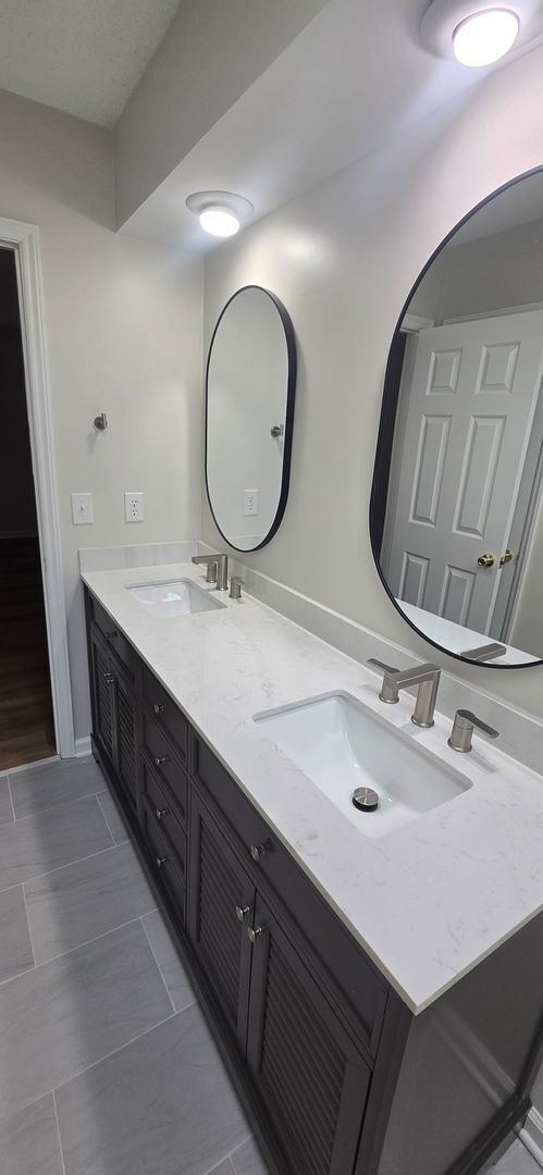 Building Photo - Great clean one level condo convenient to ...