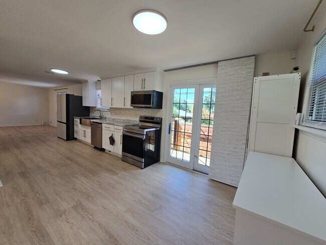 Building Photo - 454 Colonial Dr