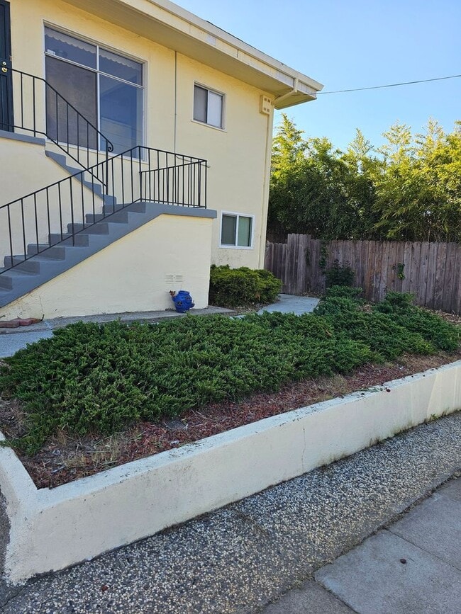 Building Photo - Large 5 bedroom 2 bath Split Level House w...