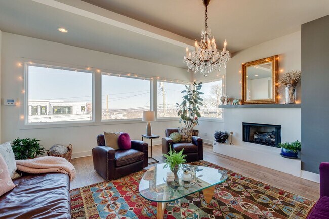 Building Photo - 4 Bedroom/3.5 Bath home overlooking the ci...