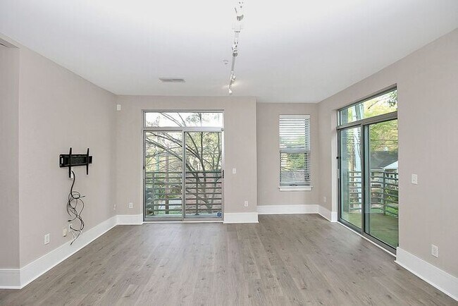 Building Photo - Industrial Corner 2BD/2BA Condo at Steelhaus in Plaza Midwood!