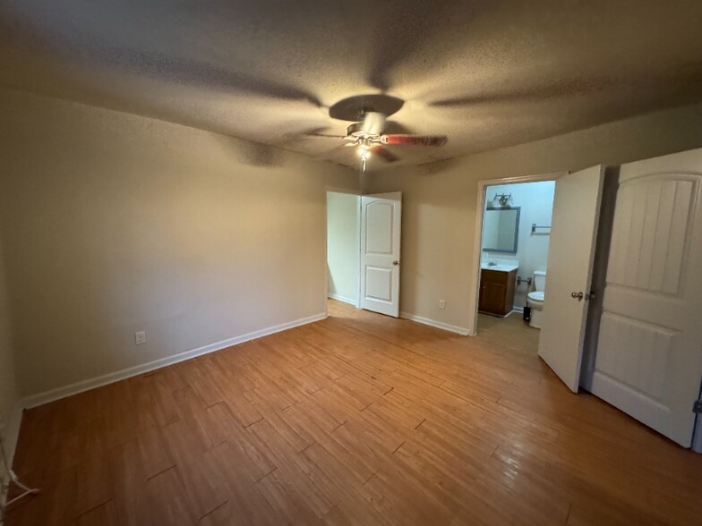 Building Photo - 426 Maple St