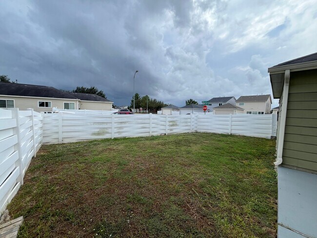 Building Photo - 20702 Settlers Lake Cir N