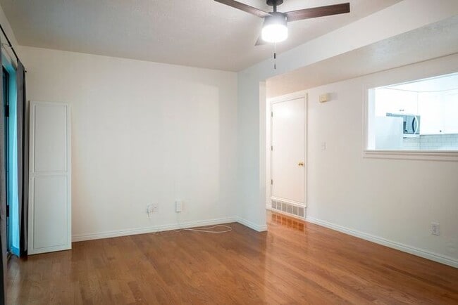 Building Photo - Top Floor Provo condo w private balcony