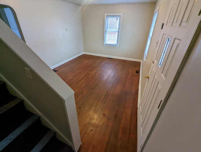 Building Photo - 3 Bedroom 1 Bathroom Single Family Home, West Columbus