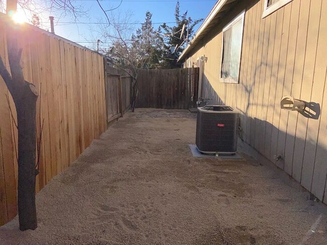 Building Photo - Reno Duplex - Garage, Dishwasher, Washer/Dryer, Central A/C