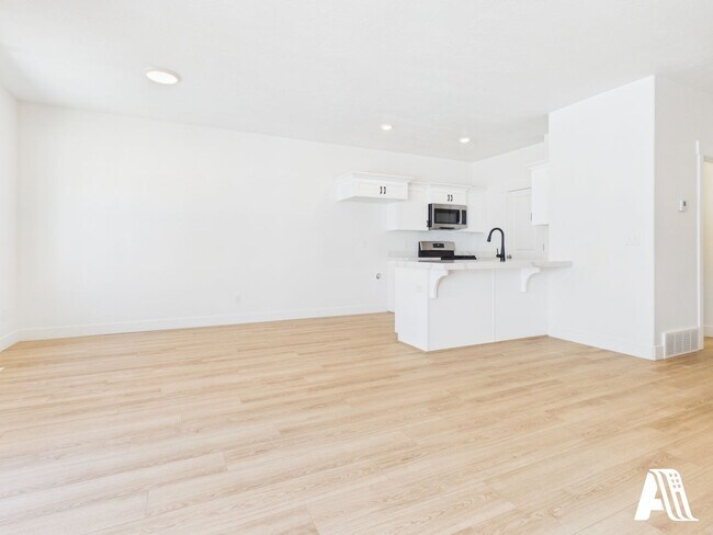 Building Photo - 447 E 650 N