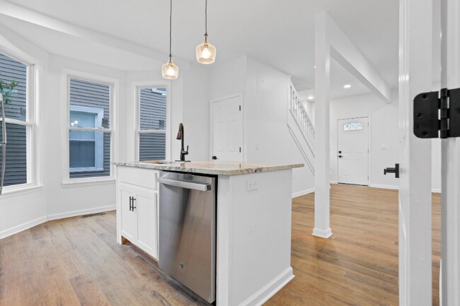 Building Photo - 282 S Cypress Ave