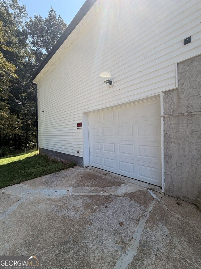 Building Photo - 640 Valerie Cir