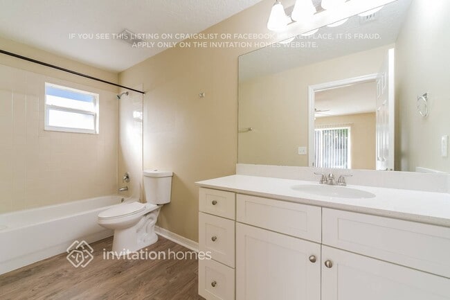 Building Photo - 215 1st St