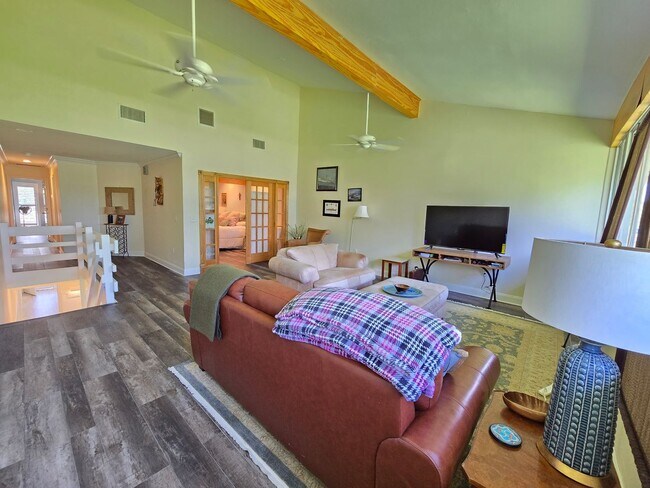 Building Photo - Stunning 2 Bed / 2.5 Bath Townhouse with G...