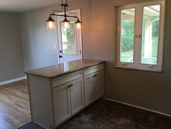 Building Photo - **********Gorgeous Scott Township 3-Bed/1....