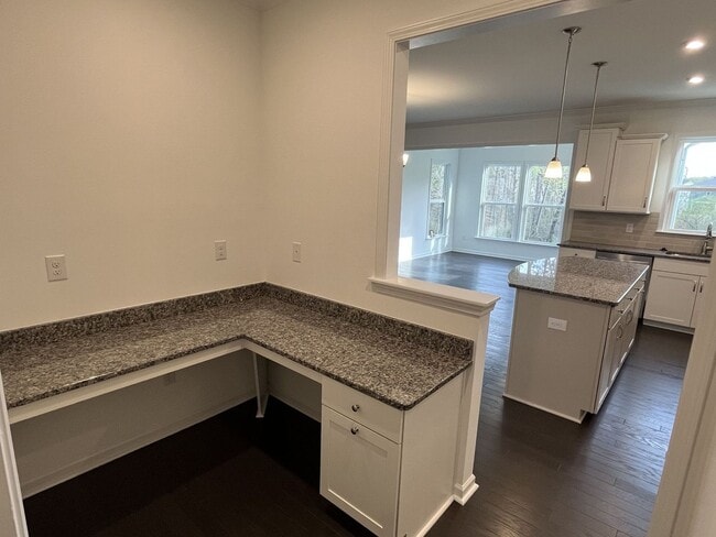 Building Photo - Large, Newer 4 Bedroom + Office and Loft i...