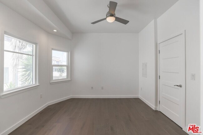 Building Photo - 31 Breeze Ave