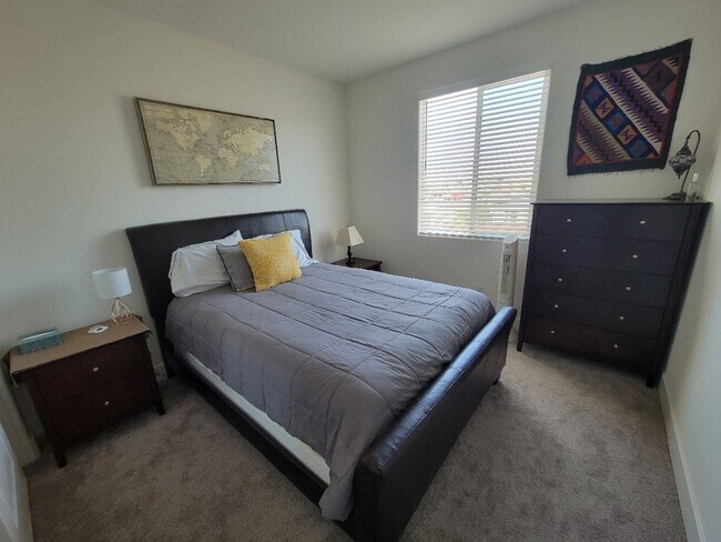 Building Photo - Beautiful 4/2/5 located in Lincoln w/ Sola...