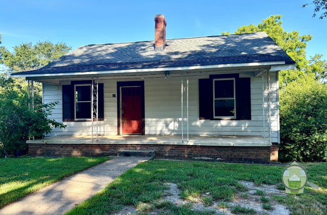 Primary Photo - 17 Circle St