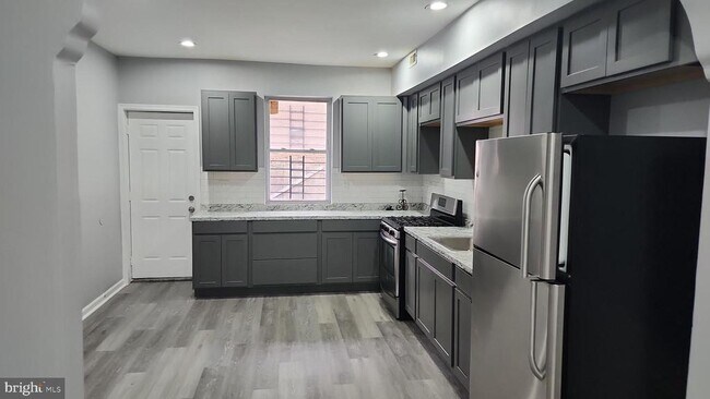 Building Photo - 805 N Kenwood Ave