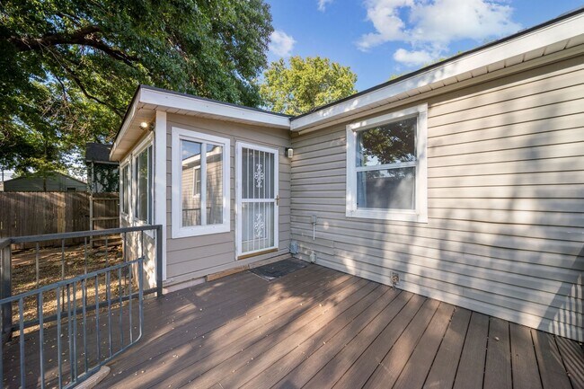 Building Photo - Adorable Home in the Heart of Midtown!