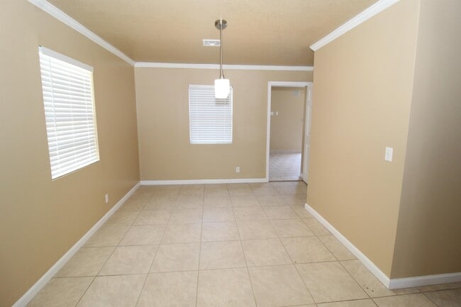 Building Photo - 709 N 12th Pl