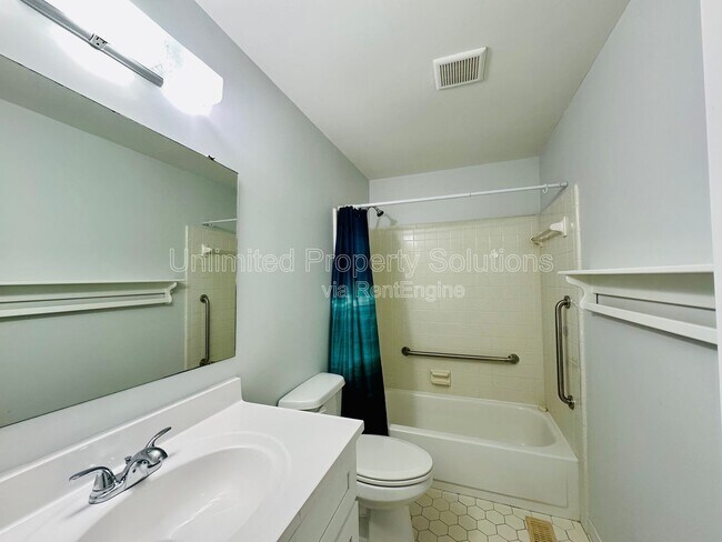 Building Photo - 420 Rose Ave