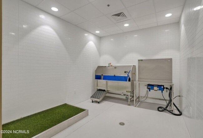 Building Photo - Welcome to your dream condo in the heart o...