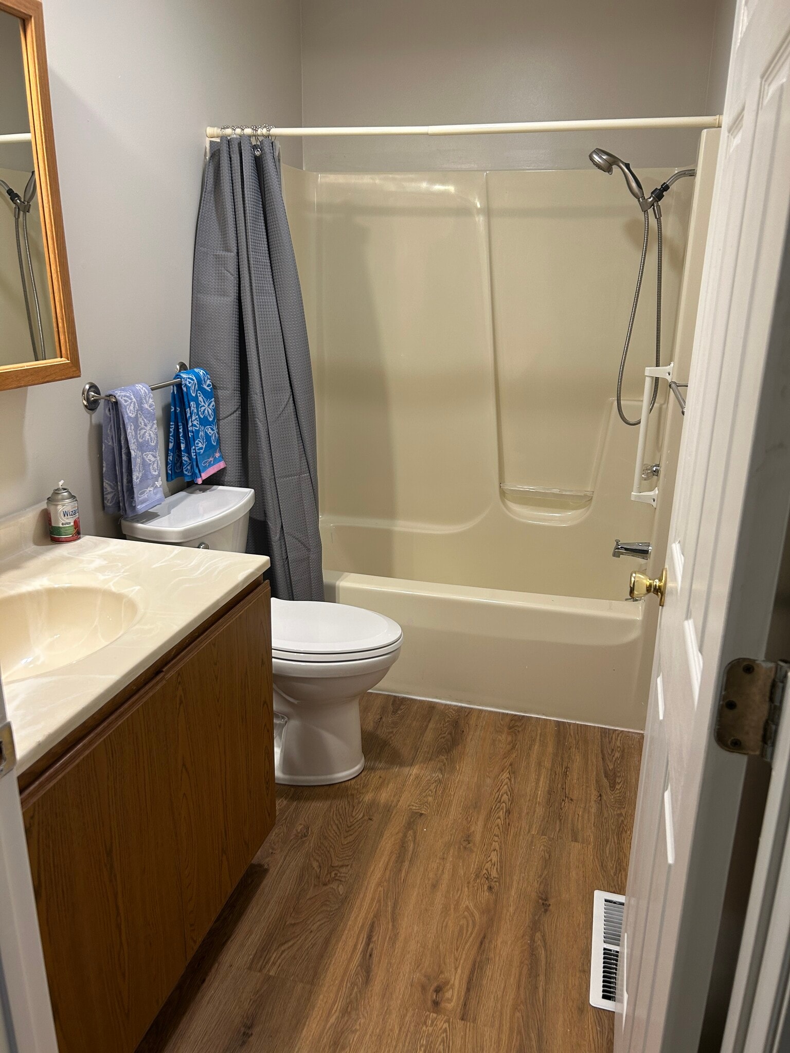 Master bathroom - 518 E South St