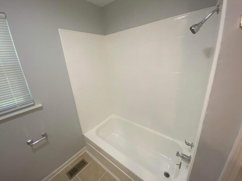 Building Photo - 3607 Oakdale Cir NW