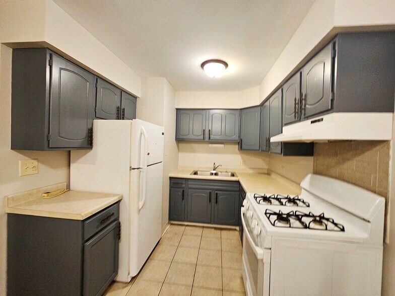 Building Photo - 865 Westmoreland Dr