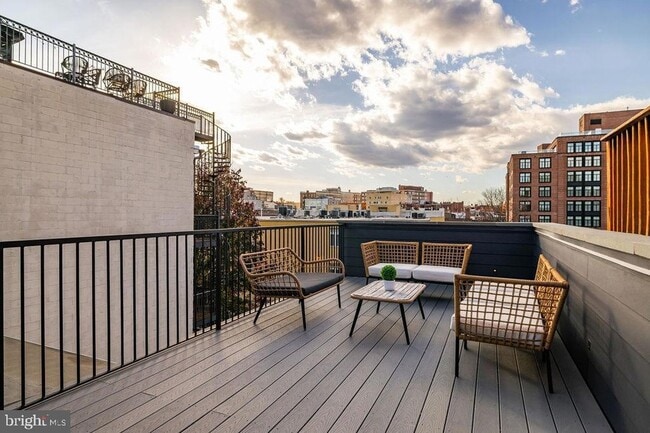 Building Photo - 2460 Ontario Rd NW