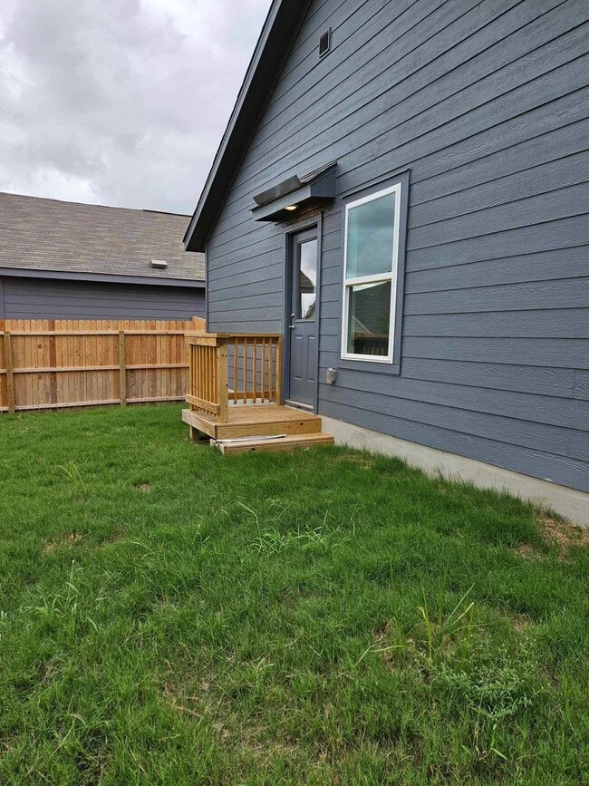 Building Photo - Welcome to Your Home in the Desirable Vida Subdivision!