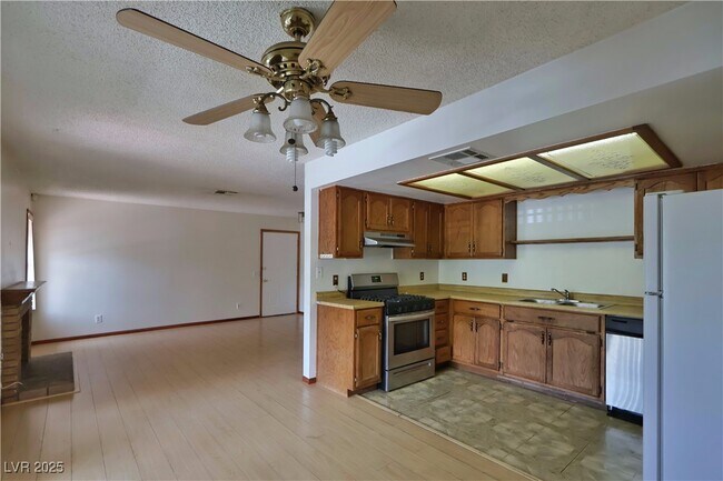 Building Photo - 6625 W Tropicana Ave