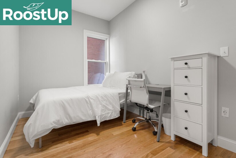 Building Photo - Furnished Bedroom with Private Bath in Sou...