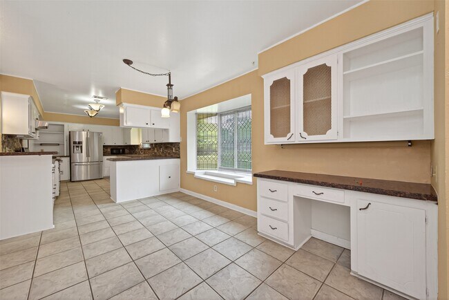 Building Photo - 1701 Mistletoe Ln