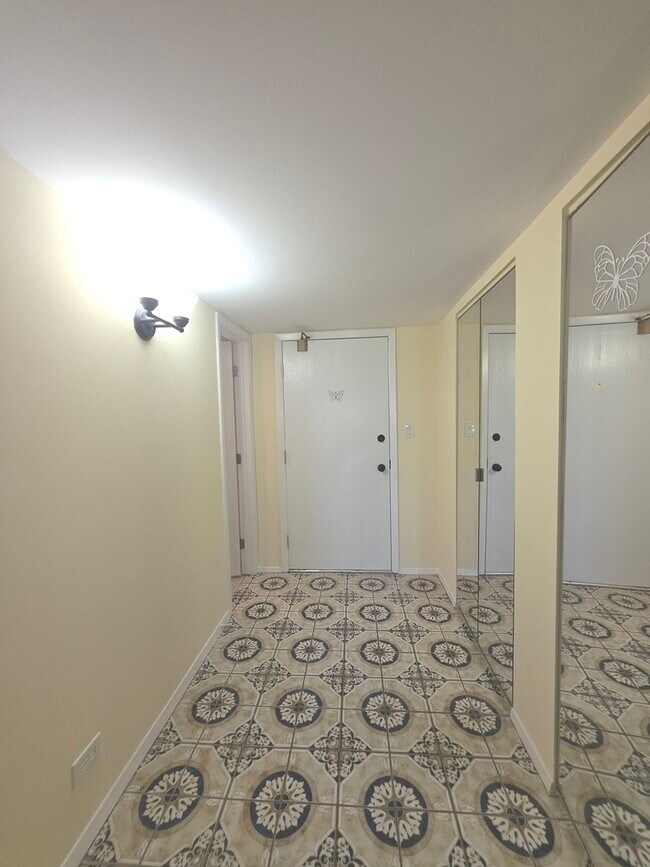 Building Photo - 350 Plum Creek Dr