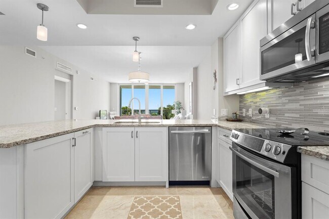 Building Photo - 1325 Snell Isle Blvd NE
